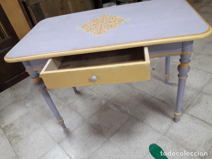 Antig&uuml;edades: Mesa madera pintada y decorada. - Foto 5