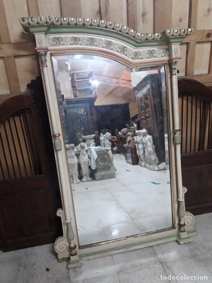 Antig&uuml;edades: Espejo biselado con marco policromado - Foto 1