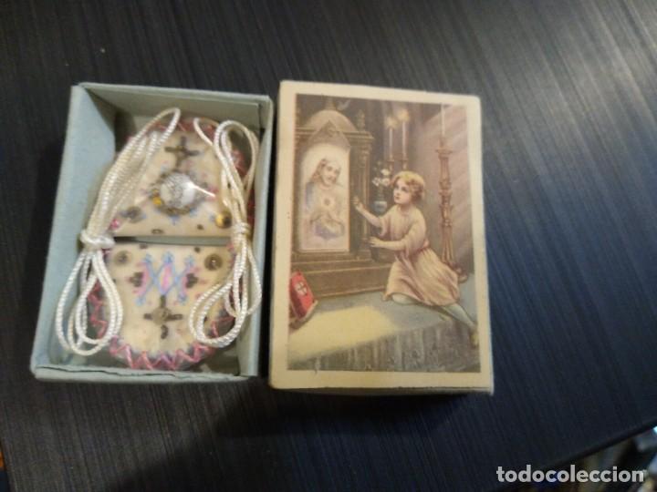 Antig&uuml;edades: Preciosa cajita con mini escapulario. - Foto 1
