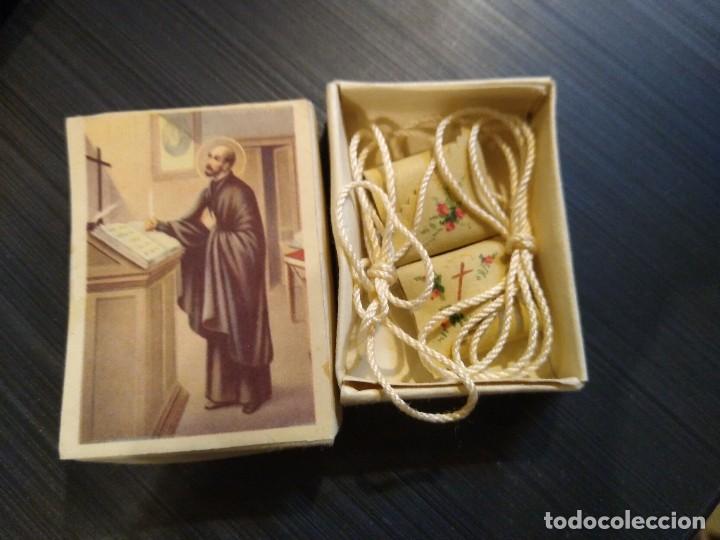 Antig&uuml;edades: Preciosa cajita con mini escapulario. - Foto 1