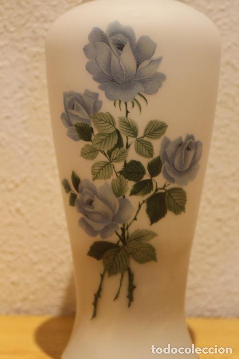 Antig&uuml;edades: JARRON OPALINA CON FLORES AZULES - Foto 2