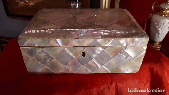 Antig&uuml;edades: Caja de nacar - Foto 1