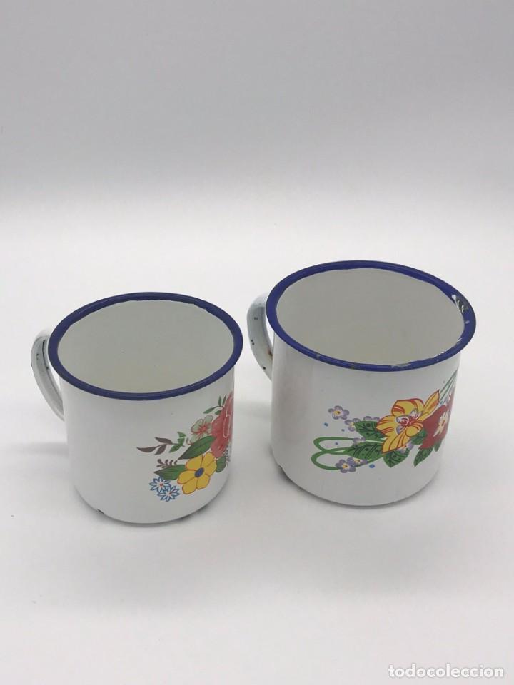 Antig&uuml;edades: JUEGO DE 2 JARRAS ESMALTADAS FLOREADAS - Foto 2