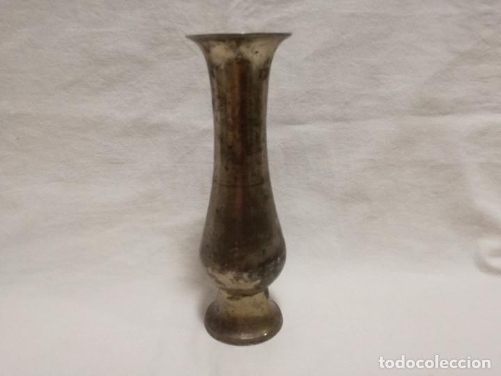 Antig&uuml;edades: PEQUE&Ntilde;O JARRON / FLORERO DE BRONCE / LATON - Foto 2