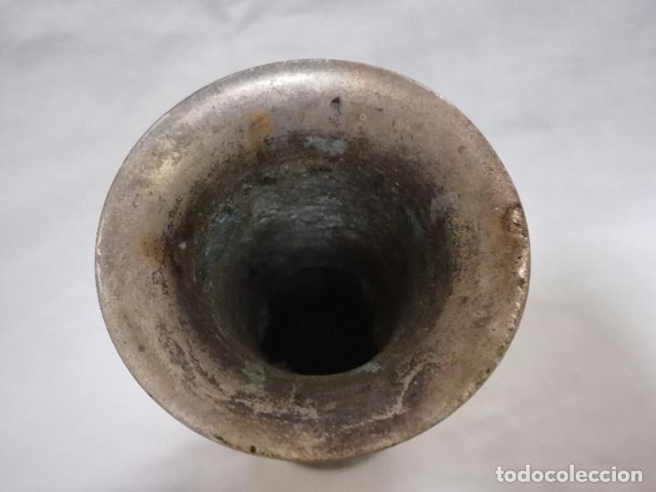 Antig&uuml;edades: PEQUE&Ntilde;O JARRON / FLORERO DE BRONCE / LATON - Foto 4
