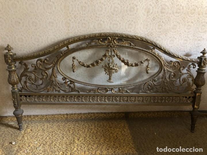 Antig&uuml;edades: Cabecero y pie de cama antiguo bronce y cristal - Foto 4