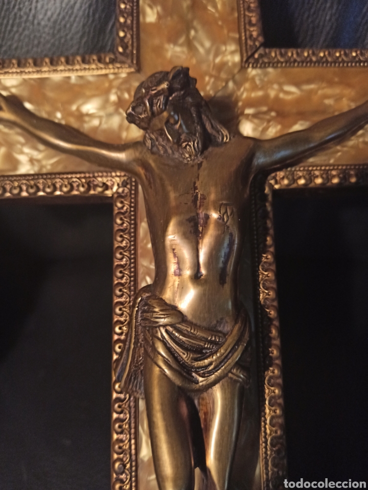 Antig&uuml;edades: antiguo crucifijo en madera y bronce - Foto 1