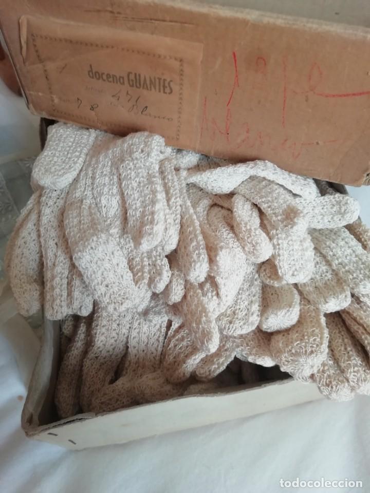 Antig&uuml;edades: Antigua caja con guantes - Foto 1