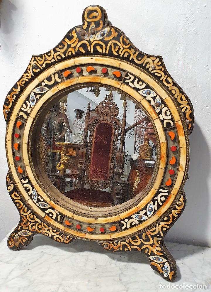 Antig&uuml;edades: ESPEJO DDE MADERA CON INCRUSTACIONES DE HUESO - Foto 1