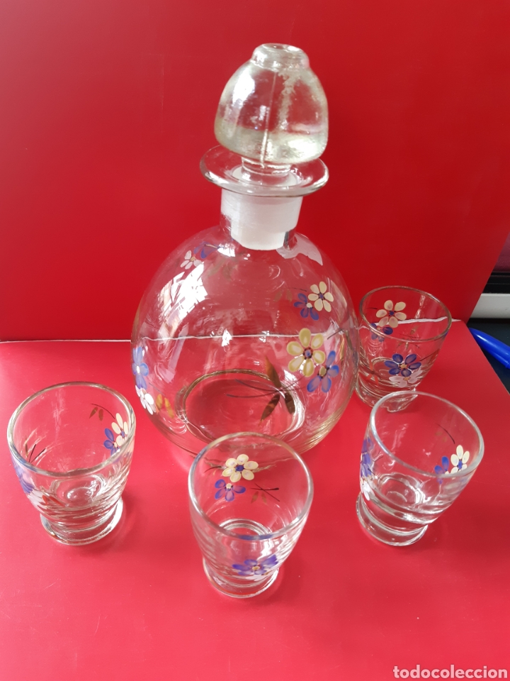 Oggetti Antichi: Botella licor de cristal decorado y cuatro chupitos