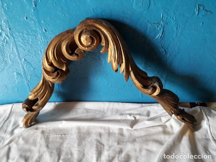 Antig&uuml;edades: Aplique dorado tallado - Foto 1