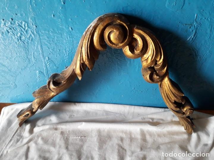 Antig&uuml;edades: Aplique dorado tallado - Foto 1