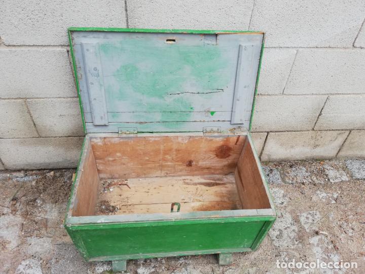 Antig&uuml;edades: GRAN CAJON DE MADERA PINTADO DE VERDE - Foto 2