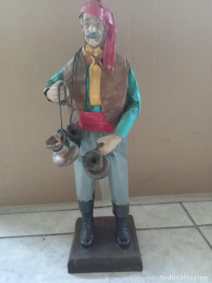Figura de papel mach&eacute;