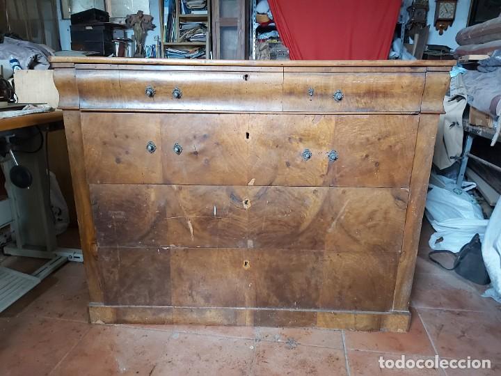 Antig&uuml;edades: Magn&iacute;fica c&oacute;moda en madera de raiz, para restaurar. - Foto 1