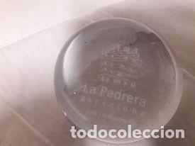 Antig&uuml;edades: PISAPAPELES CON EL EDIFICIO DE LA PEDRERA / MIDE 9 CMS. DE DI&Aacute;METRO - Foto 2
