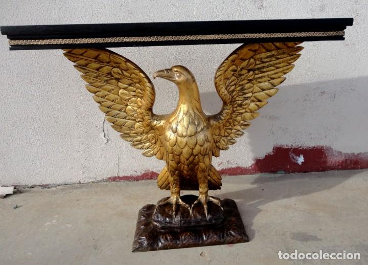Antig&uuml;edades: Consola con aguila de madera tallada y dorada - Foto 1