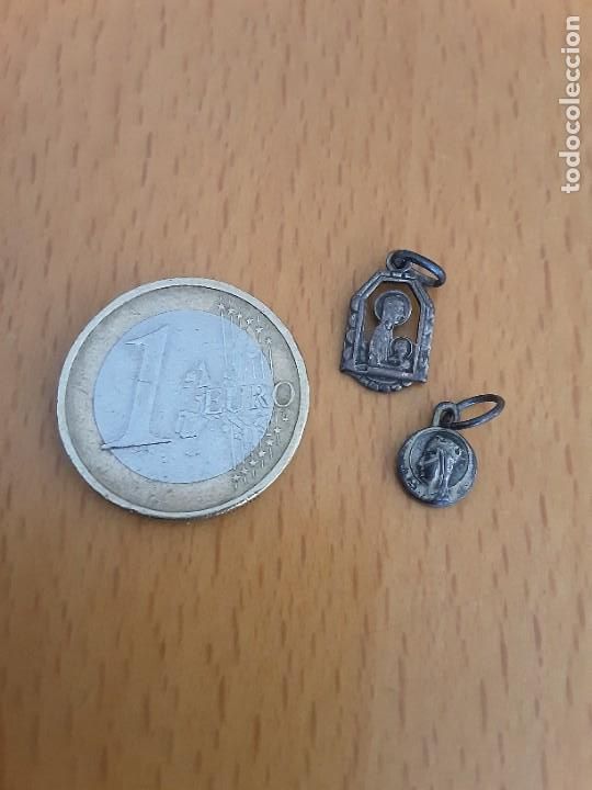 Antig&uuml;edades: 2 medallitas virgen Montserrat - Foto 1