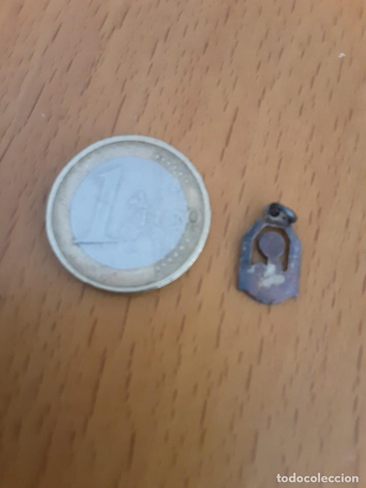 Antig&uuml;edades: 2 medallitas virgen Montserrat - Foto 3