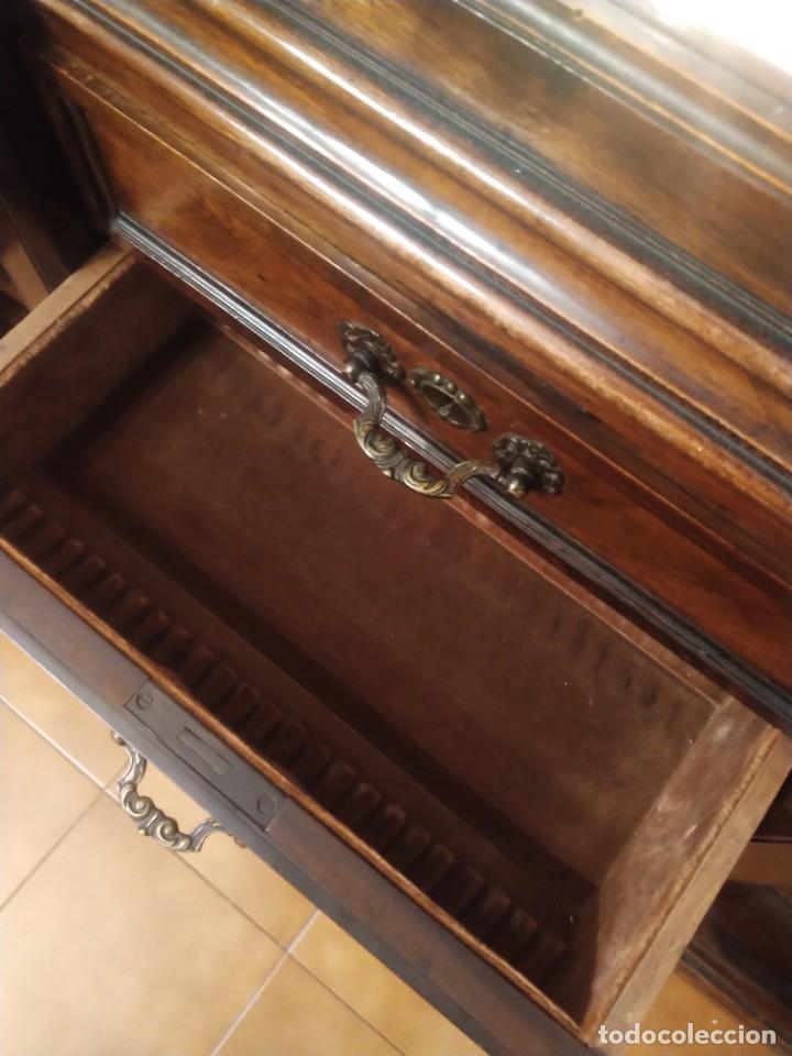 Antig&uuml;edades: Mueble vitrina antiguo - Foto 6
