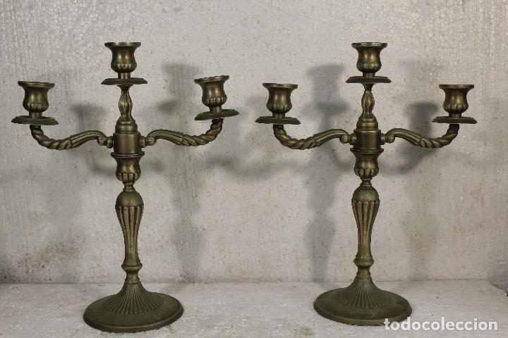 Antig&uuml;edades: PAREJA DE CANDELABROS de alpaca - Foto 2