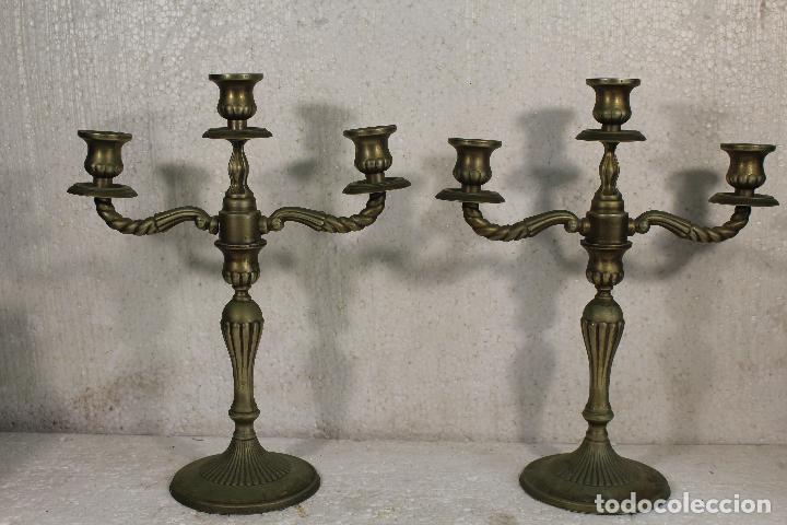 Antig&uuml;edades: PAREJA DE CANDELABROS de alpaca - Foto 1
