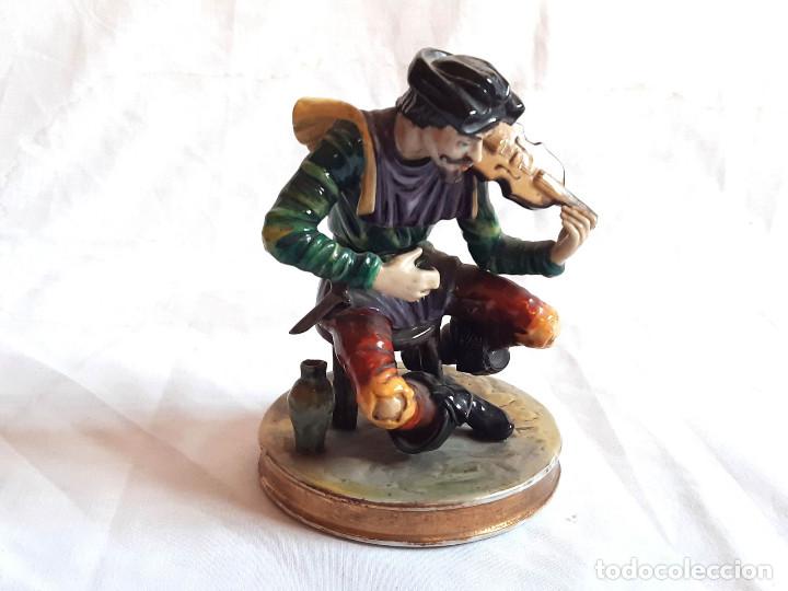 Antig&uuml;edades: Figura de porcelana Violinista.