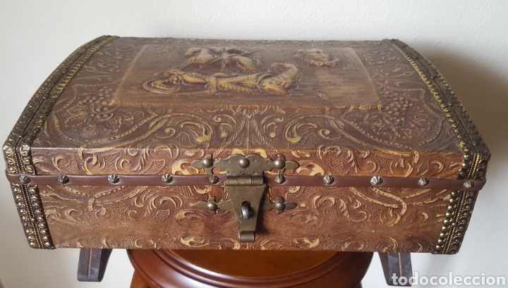 Antig&uuml;edades: JOYERO MUSICAL, CUERO REPUJADO, REBAJADO DE 150 A 120 UROS