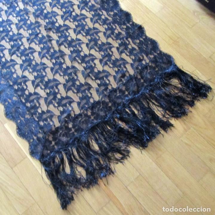 Antig&uuml;edades: Mantilla negra con flecos - Foto 1