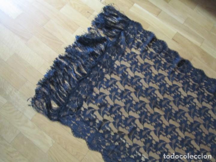 Antig&uuml;edades: Mantilla negra con flecos - Foto 2
