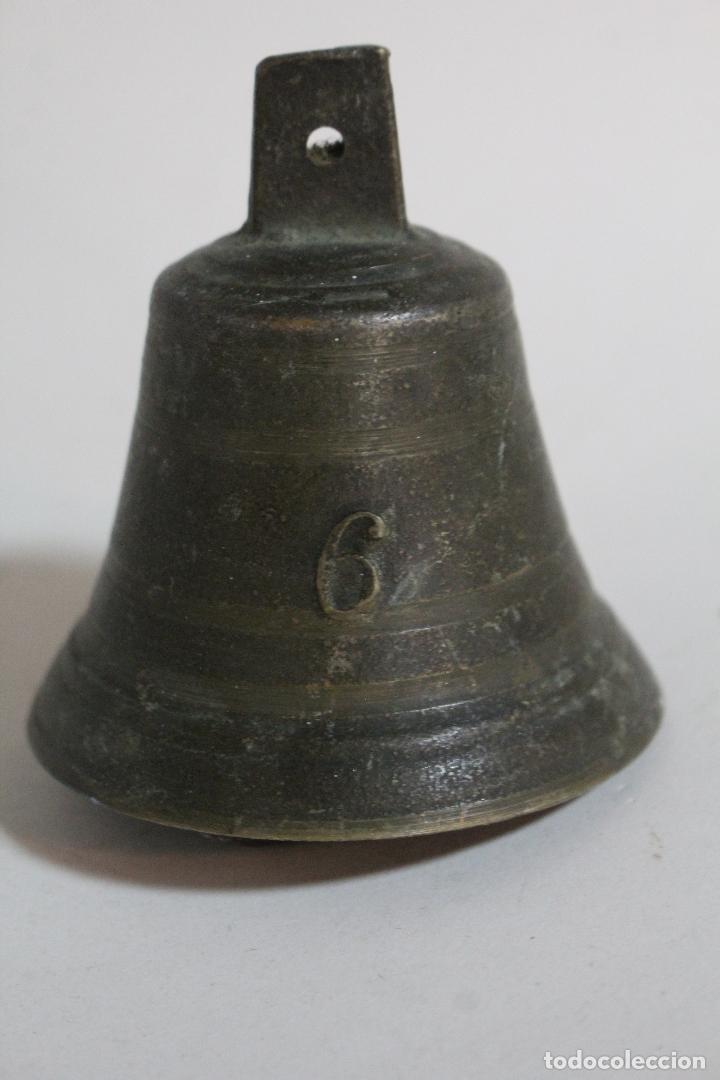 Antig&uuml;edades: campana de bronce con el numero 6 - Foto 2