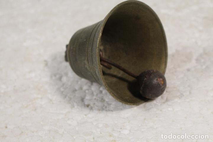 Antig&uuml;edades: campana de bronce con el numero 6 - Foto 3