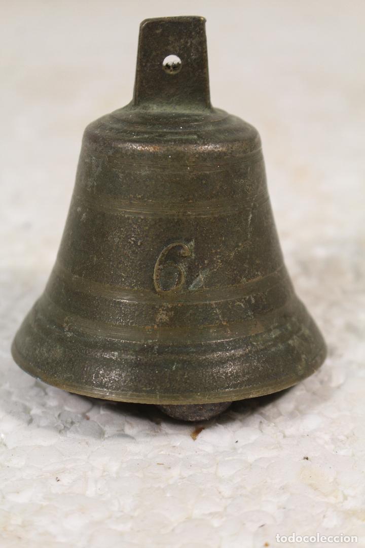 Antig&uuml;edades: campana de bronce con el numero 6 - Foto 1