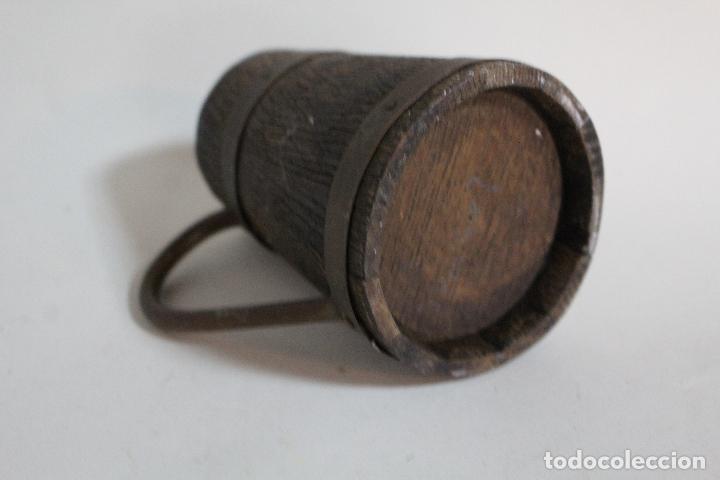 Antig&uuml;edades: jarra de madera y lat&oacute;n - Foto 2