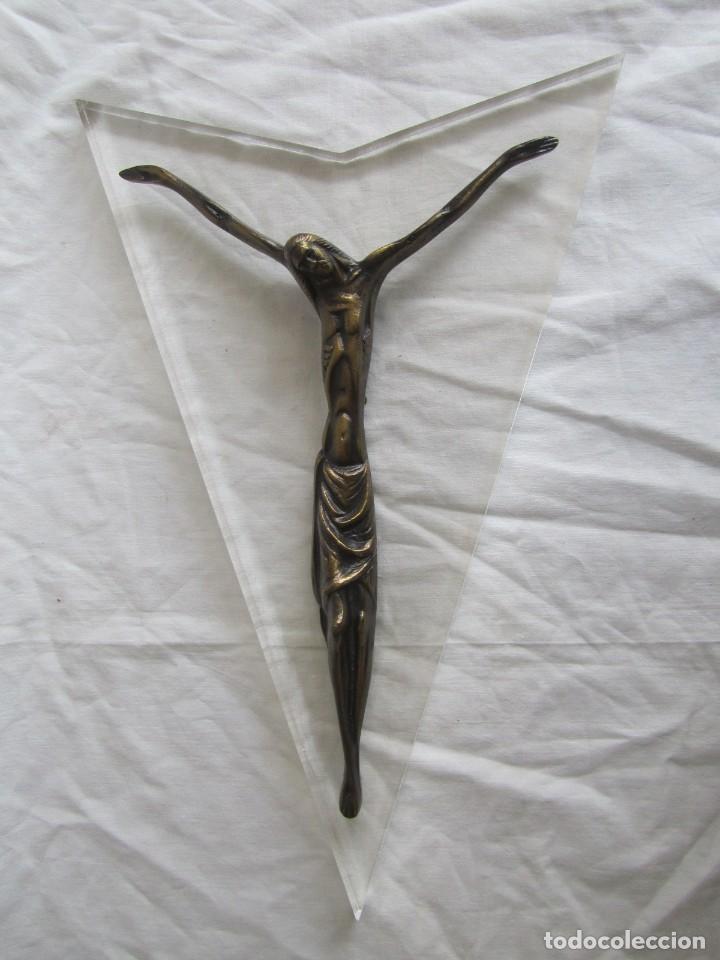 Antig&uuml;edades: Espectacular cristo de bronce sobre placa de metacrilato - Foto 2