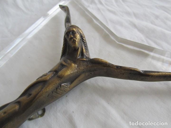 Antig&uuml;edades: Espectacular cristo de bronce sobre placa de metacrilato - Foto 4