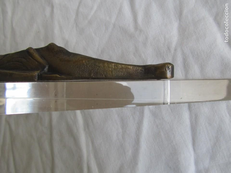 Antig&uuml;edades: Espectacular cristo de bronce sobre placa de metacrilato - Foto 7