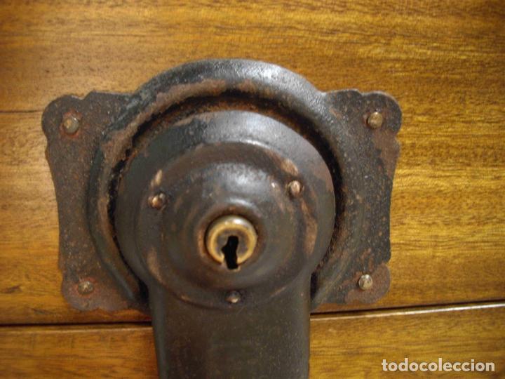 Antig&uuml;edades: BAUL LISO ALCANFOR 45cm CIERRE LLAVE - Foto 2