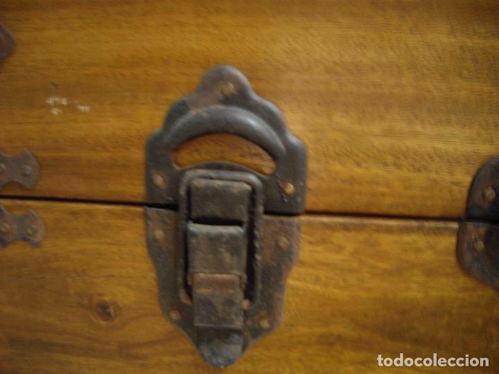 Antig&uuml;edades: BAUL LISO ALCANFOR 45cm CIERRE LLAVE - Foto 3