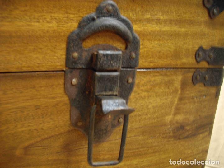 Antig&uuml;edades: BAUL LISO ALCANFOR 45cm CIERRE LLAVE - Foto 4