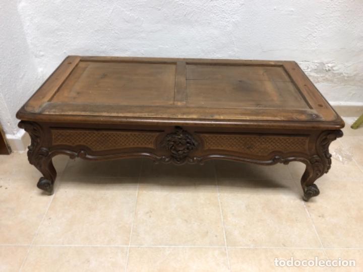 Antig&uuml;edades: Mesa de madera baja estilo Luis XV - Foto 1