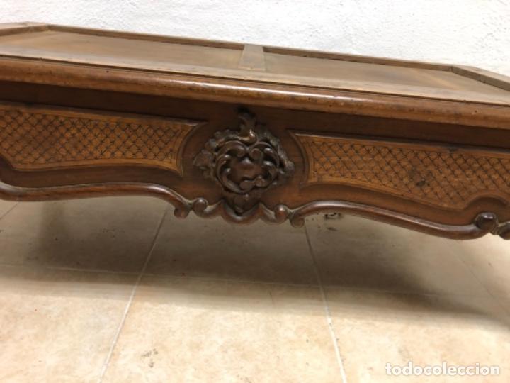 Antig&uuml;edades: Mesa de madera baja estilo Luis XV - Foto 2