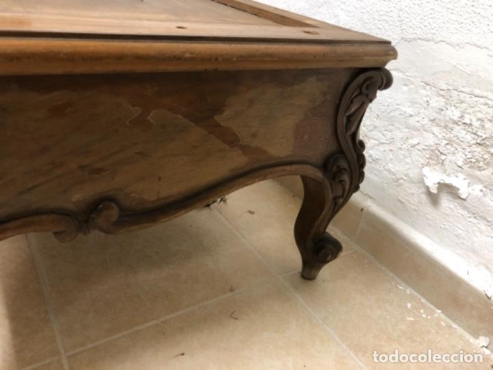 Antig&uuml;edades: Mesa de madera baja estilo Luis XV - Foto 5