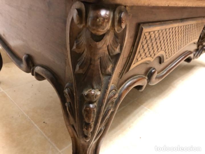 Antig&uuml;edades: Mesa de madera baja estilo Luis XV - Foto 7