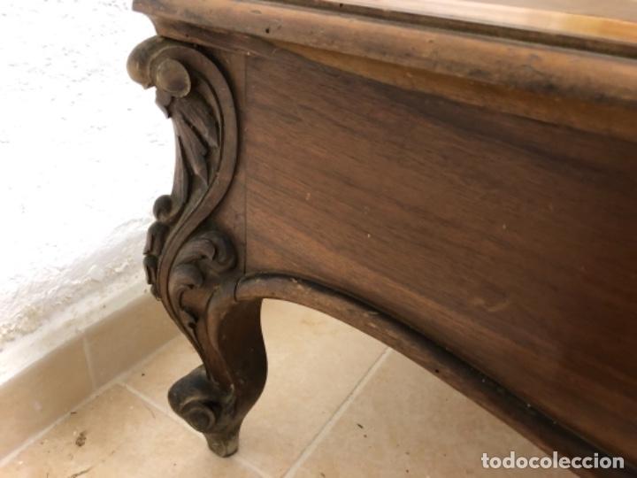 Antig&uuml;edades: Mesa de madera baja estilo Luis XV - Foto 9