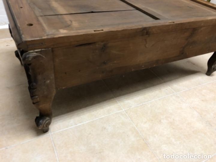 Antig&uuml;edades: Mesa de madera baja estilo Luis XV - Foto 11