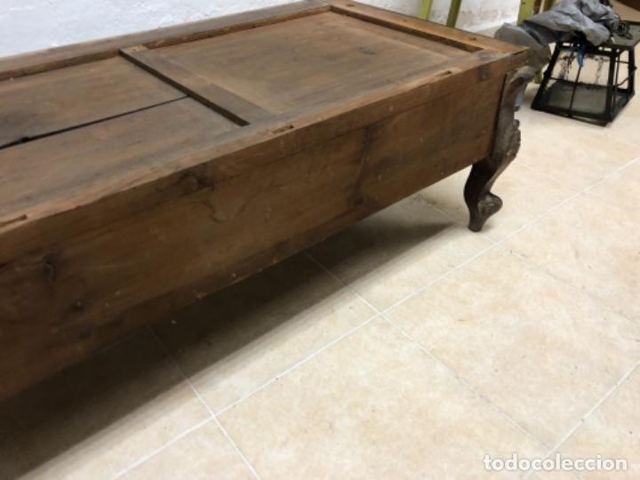 Antig&uuml;edades: Mesa de madera baja estilo Luis XV - Foto 12