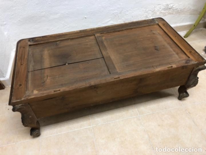 Antig&uuml;edades: Mesa de madera baja estilo Luis XV - Foto 13