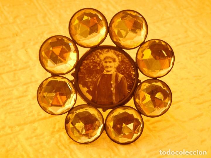 Antig&uuml;edades: PORTAFOTO DE FORJA ANTIGUO CON CRISTALES TALLADA ESPEJO.DIAMETRO13CM INTERRIOR 5,5CM15