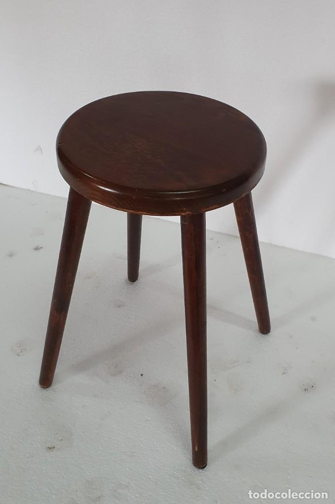 Antig&uuml;edades: TABURETE REDONDO DE MADERA - Foto 2